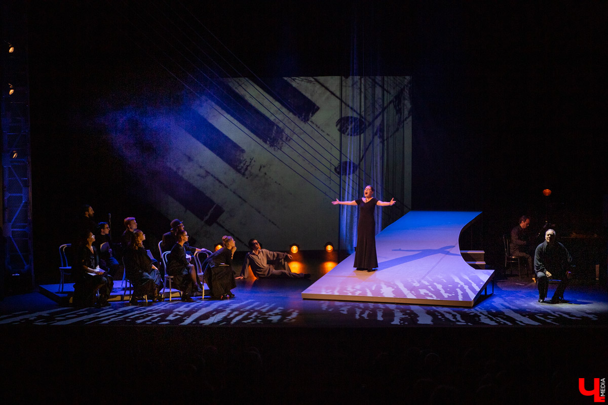 Новый сезон во Владимирдраме открылся спектаклем категории «16+». На премьерной постановке “Исповедь тенора” о жизни солиста ГАБТ Владислава Пьявко актеры обнажили не только душу