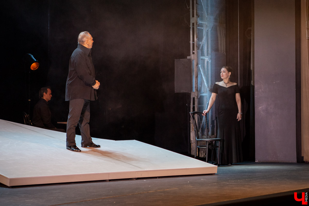 Новый сезон во Владимирдраме открылся спектаклем категории «16+». На премьерной постановке “Исповедь тенора” о жизни солиста ГАБТ Владислава Пьявко актеры обнажили не только душу