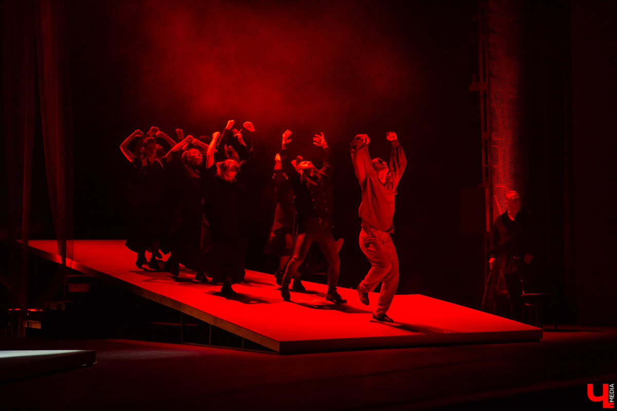 Новый сезон во Владимирдраме открылся спектаклем категории «16+». На премьерной постановке “Исповедь тенора” о жизни солиста ГАБТ Владислава Пьявко актеры обнажили не только душу