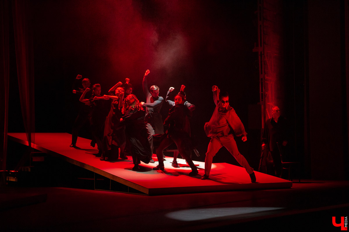 Новый сезон во Владимирдраме открылся спектаклем категории «16+». На премьерной постановке “Исповедь тенора” о жизни солиста ГАБТ Владислава Пьявко актеры обнажили не только душу