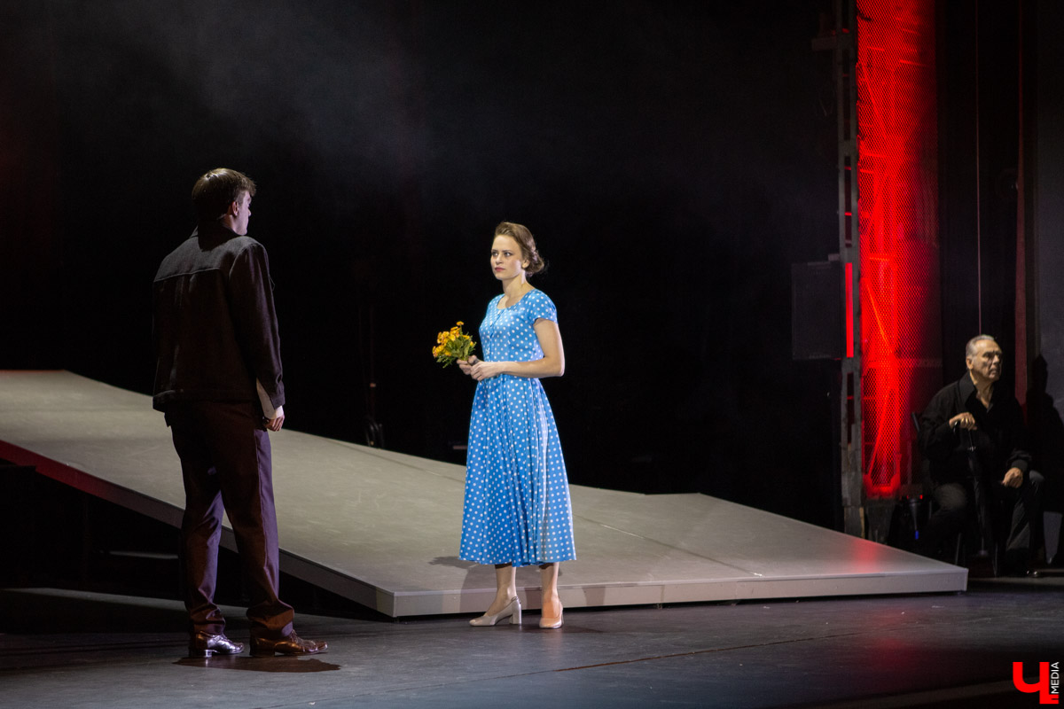 Новый сезон во Владимирдраме открылся спектаклем категории «16+». На премьерной постановке “Исповедь тенора” о жизни солиста ГАБТ Владислава Пьявко актеры обнажили не только душу