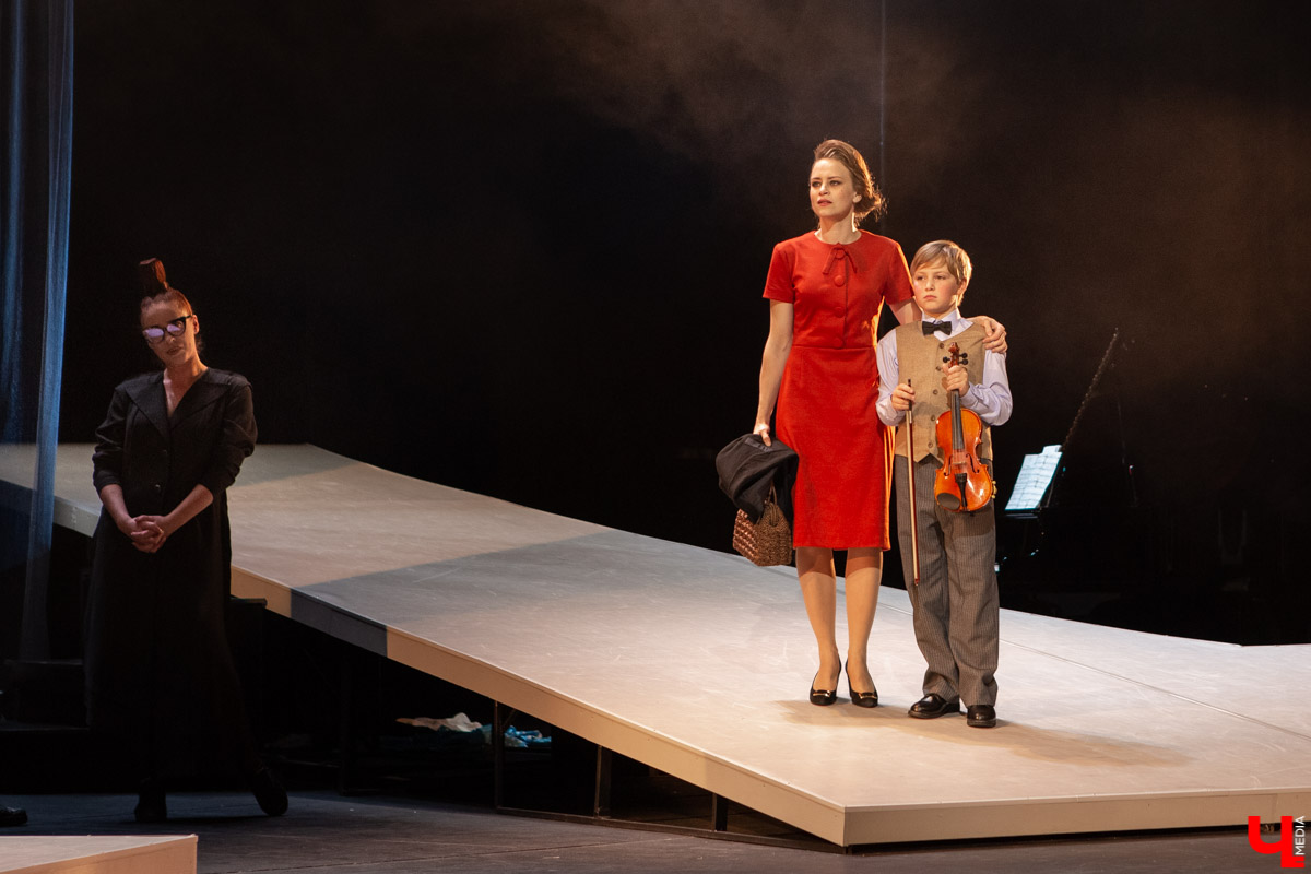 Новый сезон во Владимирдраме открылся спектаклем категории «16+». На премьерной постановке “Исповедь тенора” о жизни солиста ГАБТ Владислава Пьявко актеры обнажили не только душу