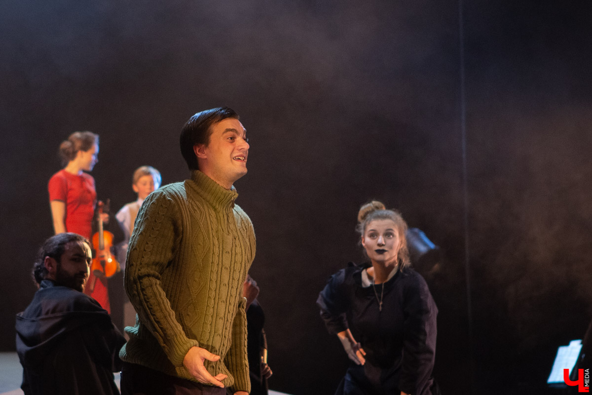 Новый сезон во Владимирдраме открылся спектаклем категории «16+». На премьерной постановке “Исповедь тенора” о жизни солиста ГАБТ Владислава Пьявко актеры обнажили не только душу