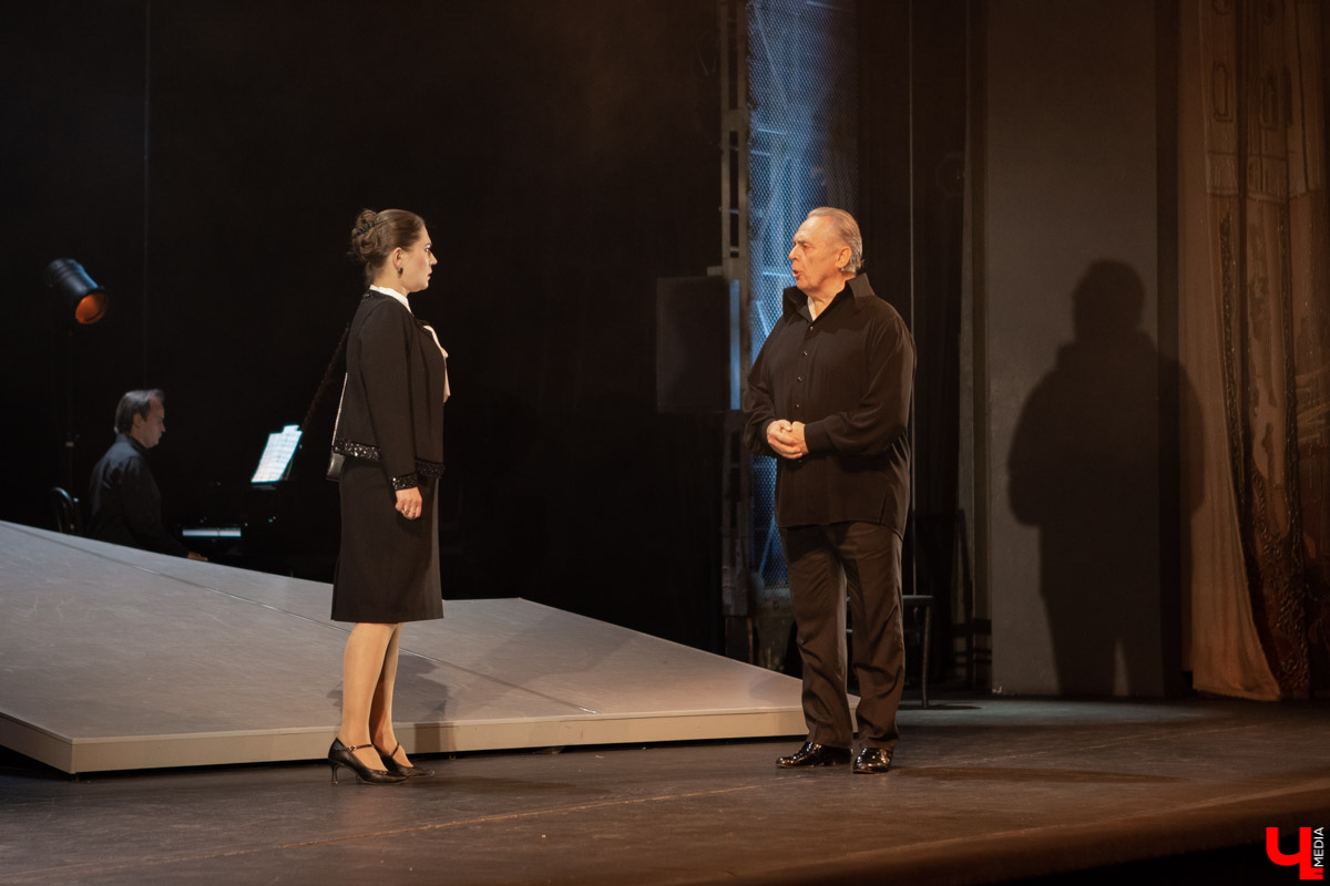 Новый сезон во Владимирдраме открылся спектаклем категории «16+». На премьерной постановке “Исповедь тенора” о жизни солиста ГАБТ Владислава Пьявко актеры обнажили не только душу