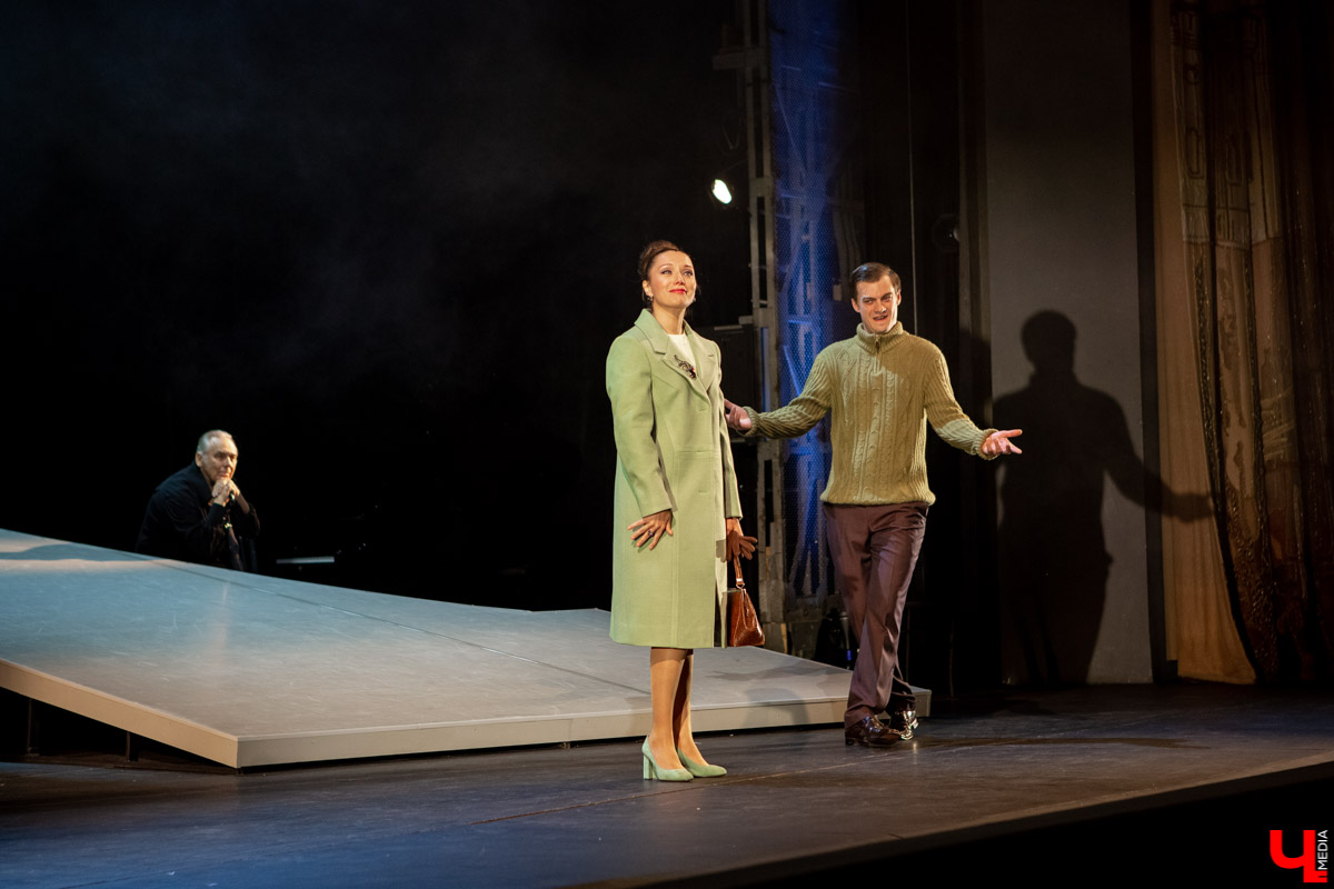 Новый сезон во Владимирдраме открылся спектаклем категории «16+». На премьерной постановке “Исповедь тенора” о жизни солиста ГАБТ Владислава Пьявко актеры обнажили не только душу