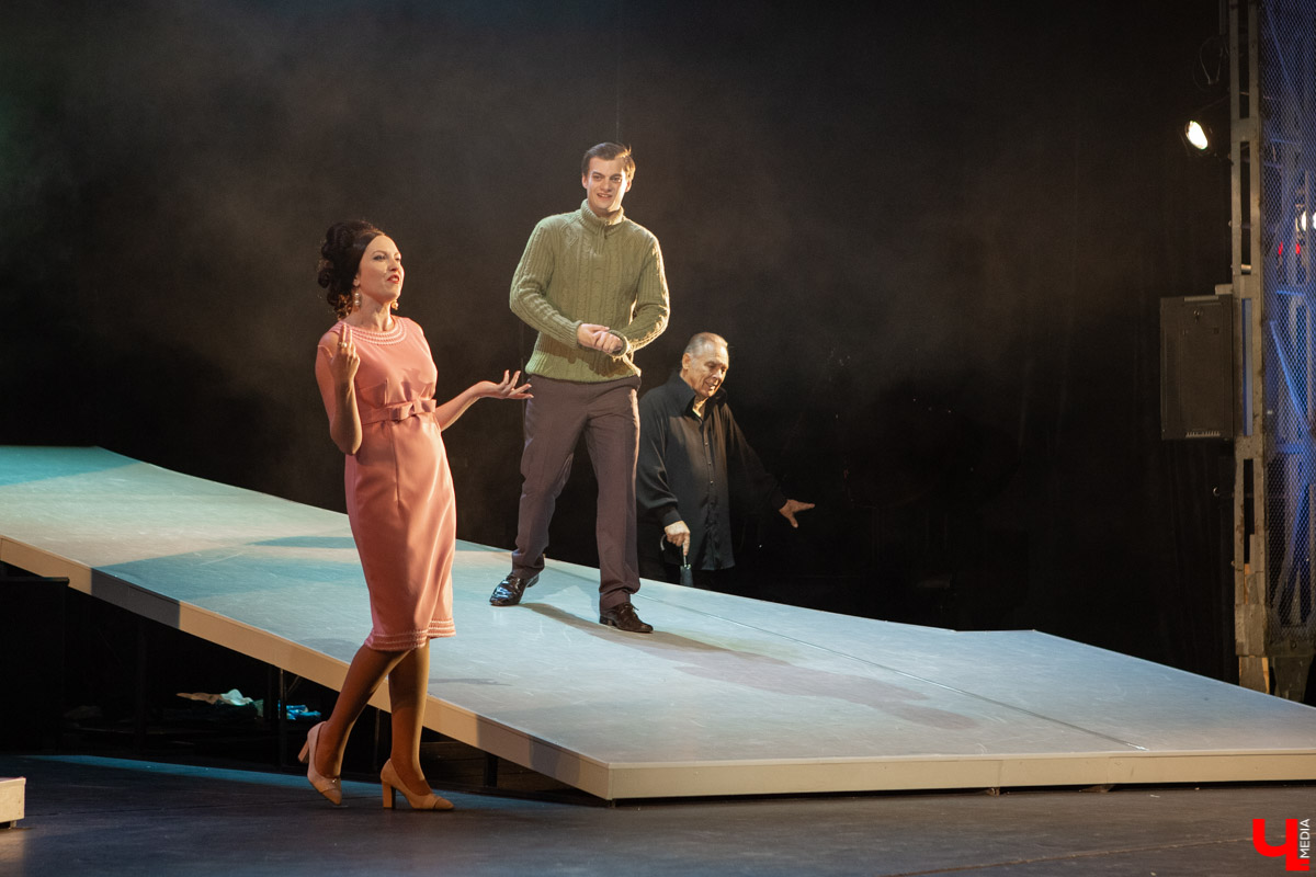 Новый сезон во Владимирдраме открылся спектаклем категории «16+». На премьерной постановке “Исповедь тенора” о жизни солиста ГАБТ Владислава Пьявко актеры обнажили не только душу