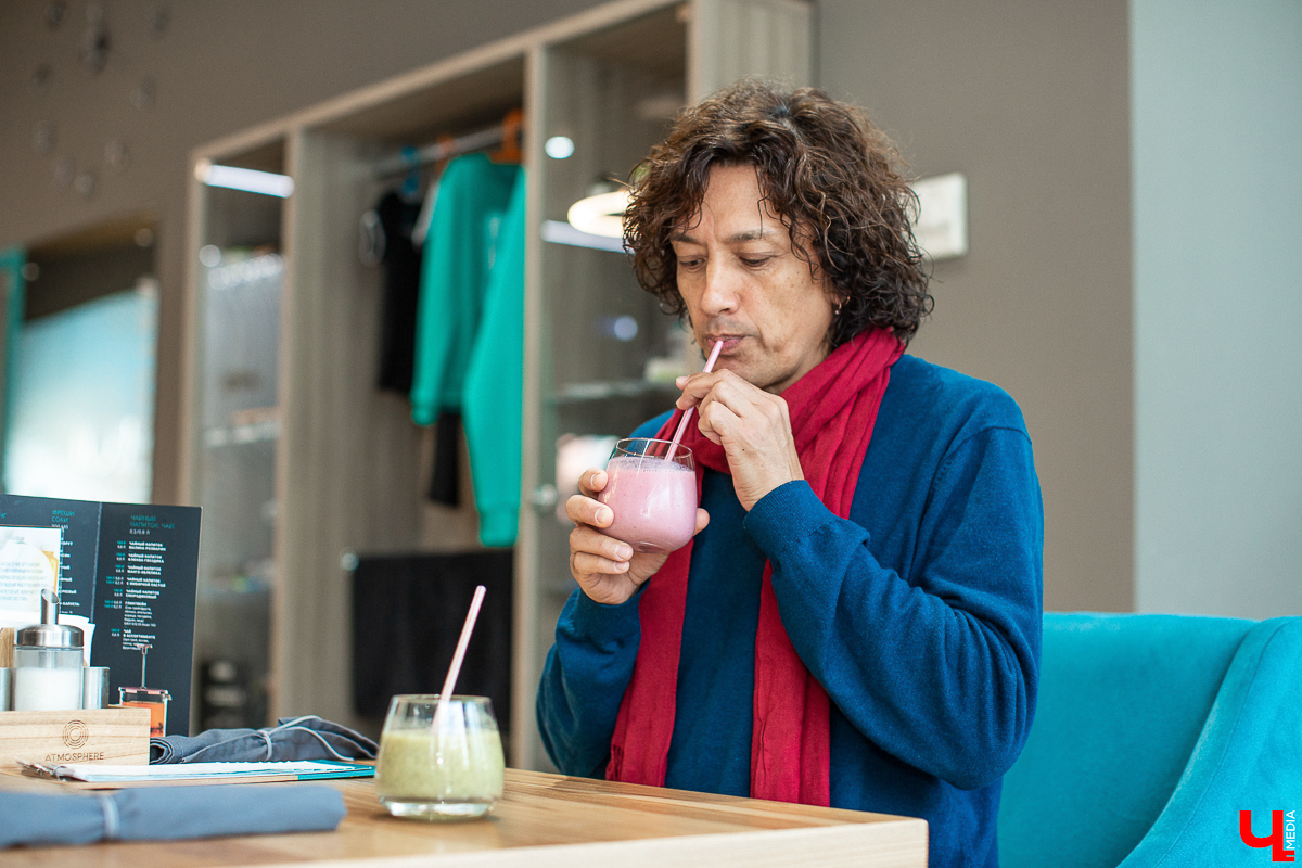 Алексей Молдалиев отмечает юбилей песни, принесшей ему победу в конкурсе композиторов, а поклонники - знаковую дату самого композитора