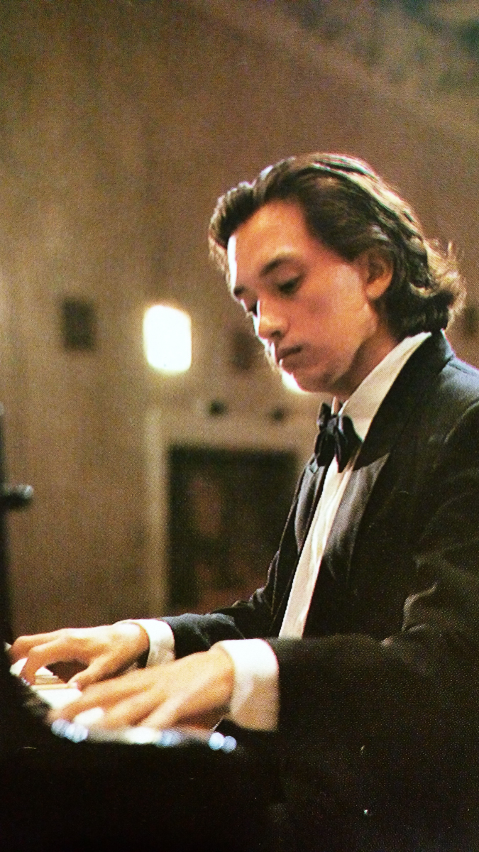 Алексей Молдалиев отмечает юбилей песни, принесшей ему победу в конкурсе композиторов, а поклонники - знаковую дату самого композитора