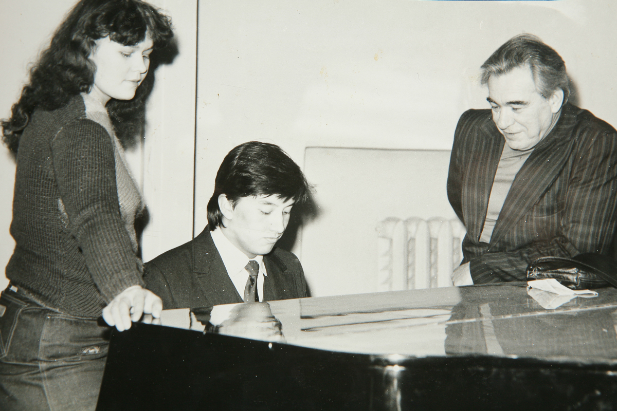 Алексей Молдалиев отмечает юбилей песни, принесшей ему победу в конкурсе композиторов, а поклонники - знаковую дату самого композитора