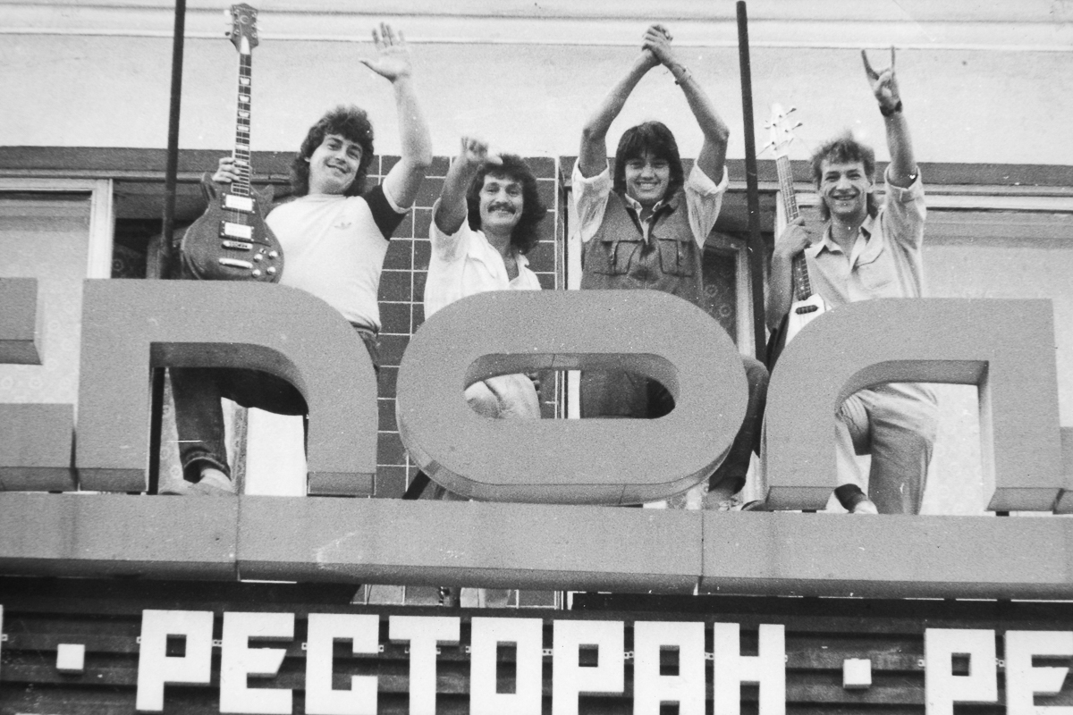 Алексей Молдалиев отмечает юбилей песни, принесшей ему победу в конкурсе композиторов, а поклонники - знаковую дату самого композитора