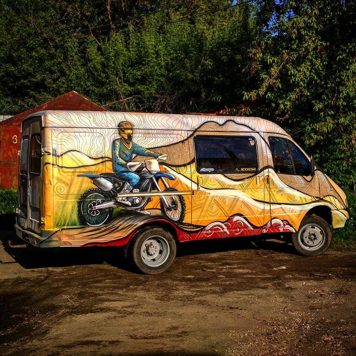 Не часто в городе удается встретить машину с аэрографией. А если и видишь такую, то невольно задумываешься: зачем? Ведь это недешевое удовольствие, да и разукрашенный транспорт потом трудно будет продать. На этот вопрос нам ответили владимирские автолюбители и аэрографы