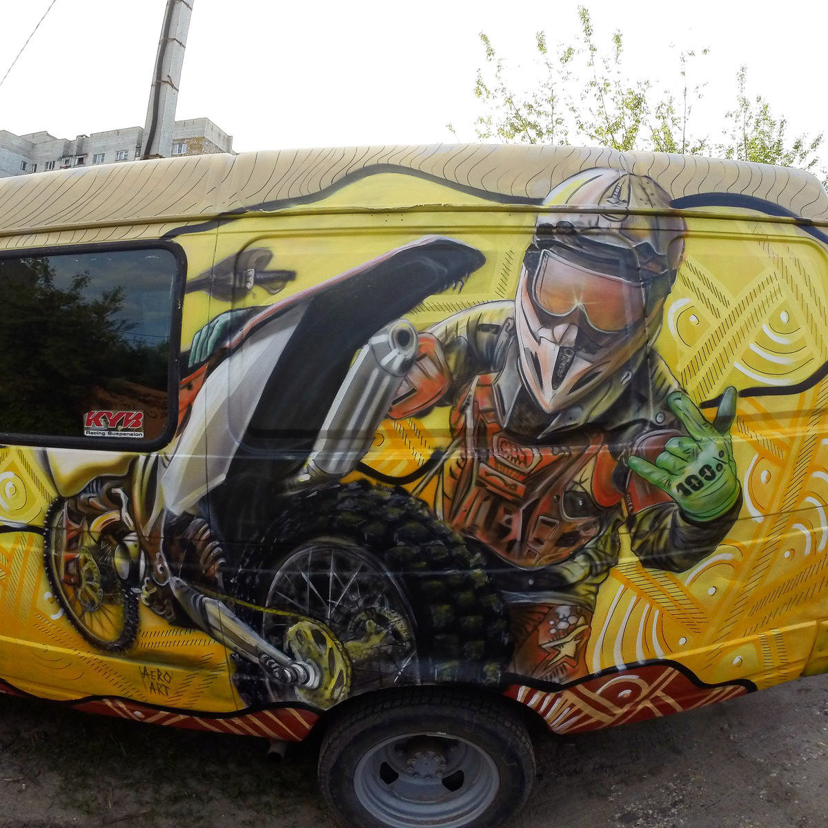 Не часто в городе удается встретить машину с аэрографией. А если и видишь такую, то невольно задумываешься: зачем? Ведь это недешевое удовольствие, да и разукрашенный транспорт потом трудно будет продать. На этот вопрос нам ответили владимирские автолюбители и аэрографы