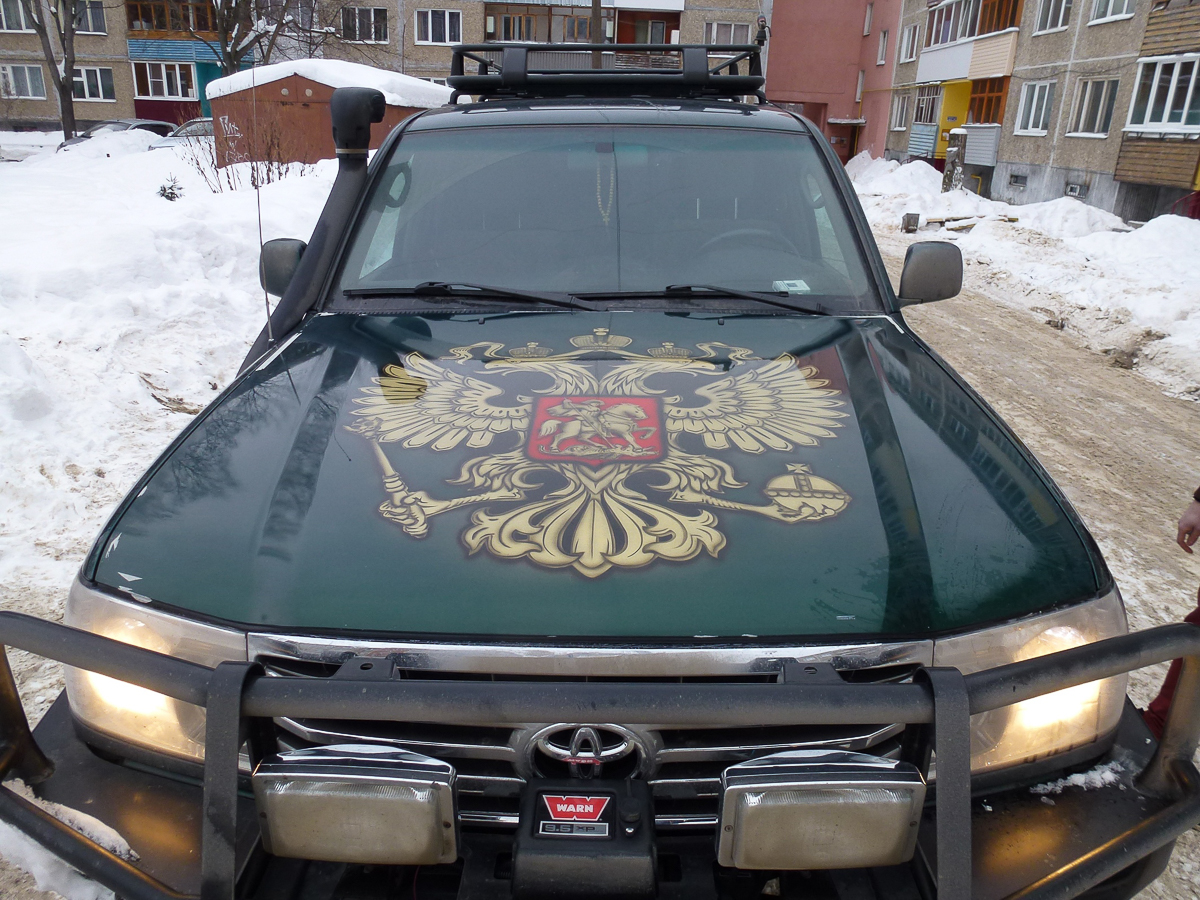 Не часто в городе удается встретить машину с аэрографией. А если и видишь такую, то невольно задумываешься: зачем? Ведь это недешевое удовольствие, да и разукрашенный транспорт потом трудно будет продать. На этот вопрос нам ответили владимирские автолюбители и аэрографы