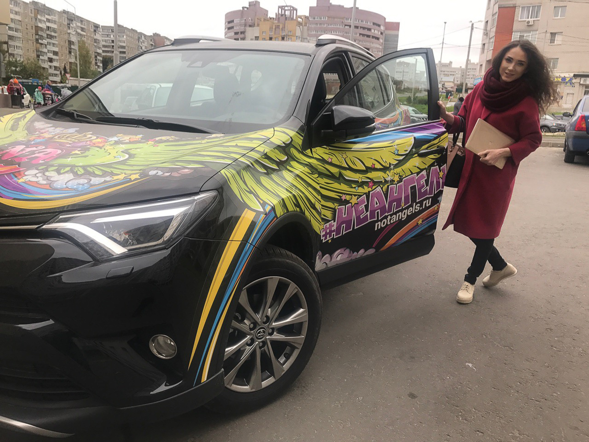 Не часто в городе удается встретить машину с аэрографией. А если и видишь такую, то невольно задумываешься: зачем? Ведь это недешевое удовольствие, да и разукрашенный транспорт потом трудно будет продать. На этот вопрос нам ответили владимирские автолюбители и аэрографы