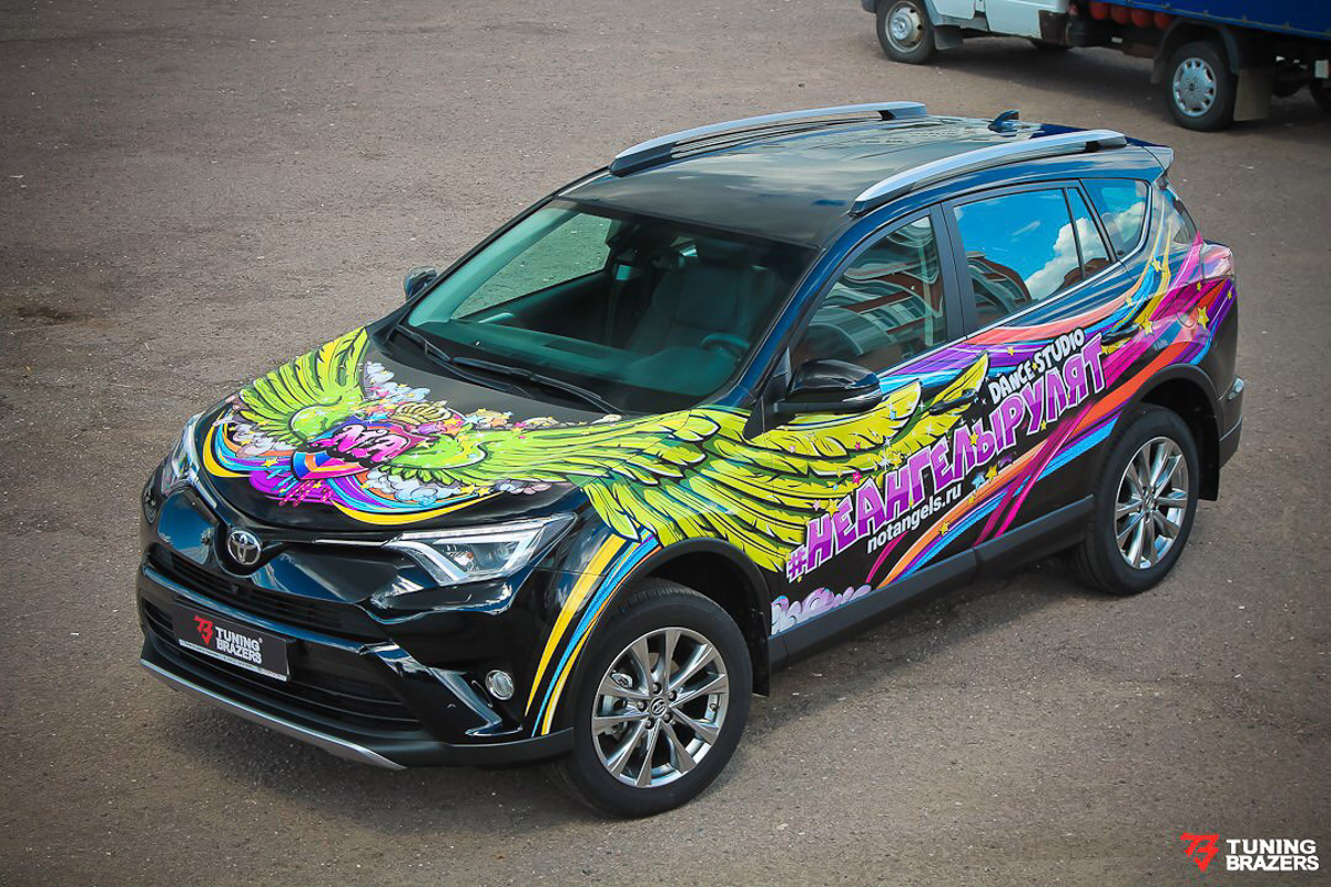 Не часто в городе удается встретить машину с аэрографией. А если и видишь такую, то невольно задумываешься: зачем? Ведь это недешевое удовольствие, да и разукрашенный транспорт потом трудно будет продать. На этот вопрос нам ответили владимирские автолюбители и аэрографы