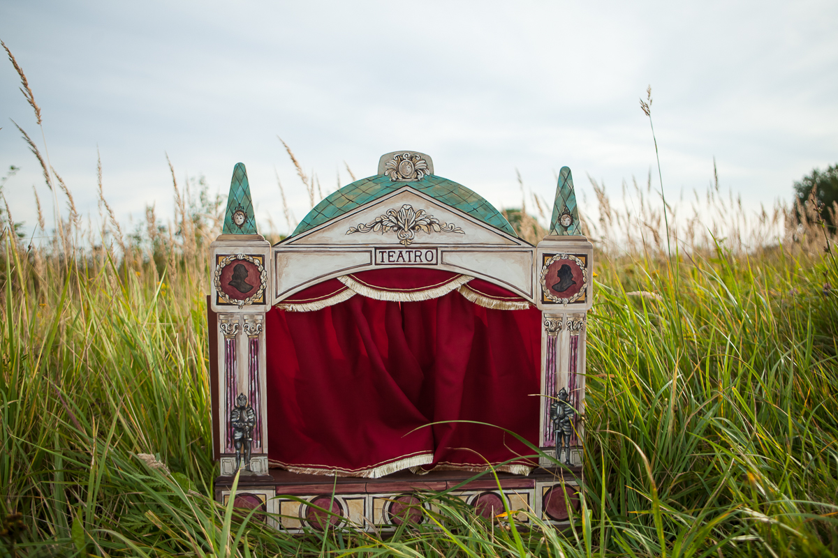 Проект “Сказки из чемодана” растет. Ирина Пономарева привезла из Чехии настольный барочный театр. Такого во Владимире еще не было. В чем особенности нового вида представлений? 