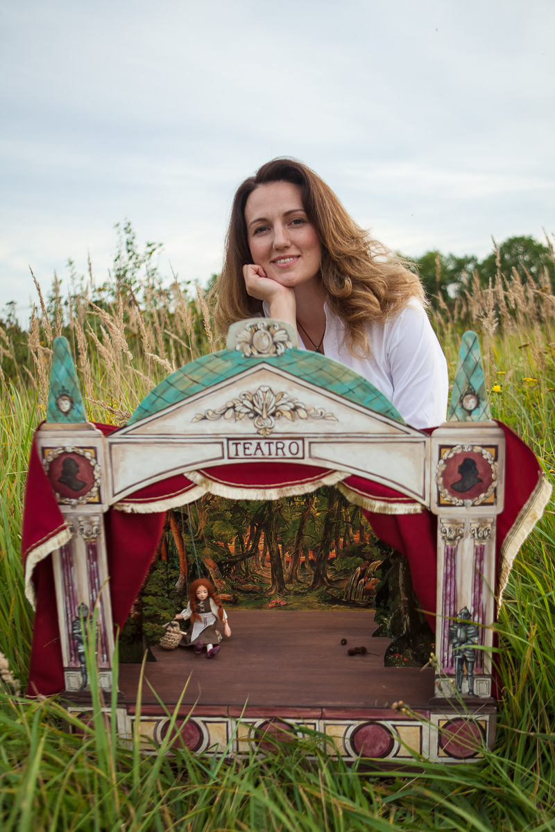 Проект “Сказки из чемодана” растет. Ирина Пономарева привезла из Чехии настольный барочный театр. Такого во Владимире еще не было. В чем особенности нового вида представлений? 