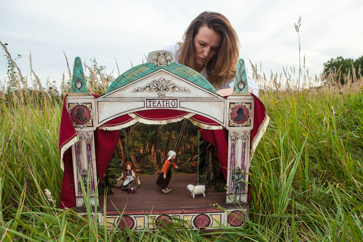 Проект “Сказки из чемодана” растет. Ирина Пономарева привезла из Чехии настольный барочный театр. Такого во Владимире еще не было. В чем особенности нового вида представлений? 