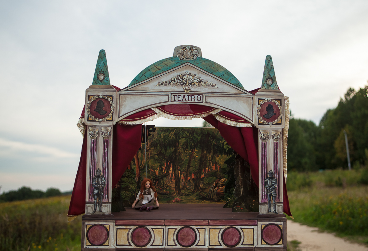 Проект “Сказки из чемодана” растет. Ирина Пономарева привезла из Чехии настольный барочный театр. Такого во Владимире еще не было. В чем особенности нового вида представлений? 