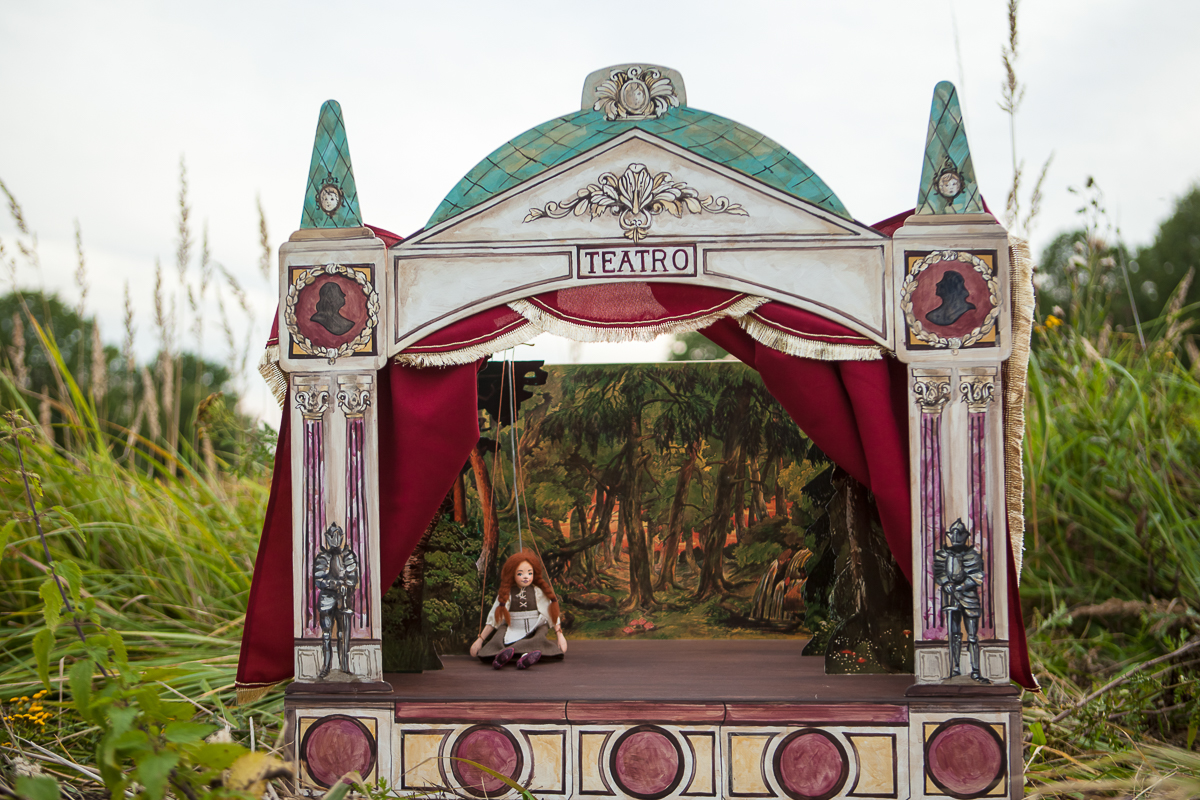 Проект “Сказки из чемодана” растет. Ирина Пономарева привезла из Чехии настольный барочный театр. Такого во Владимире еще не было. В чем особенности нового вида представлений? 