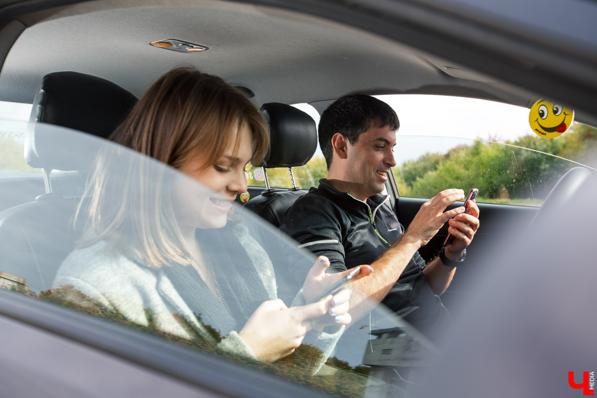 Во Владимире живет блогер-таксист, который веселит пассажиров энциклопедическими вопросами. Проект “Селфи-такси” уже поставил несколько рекордов