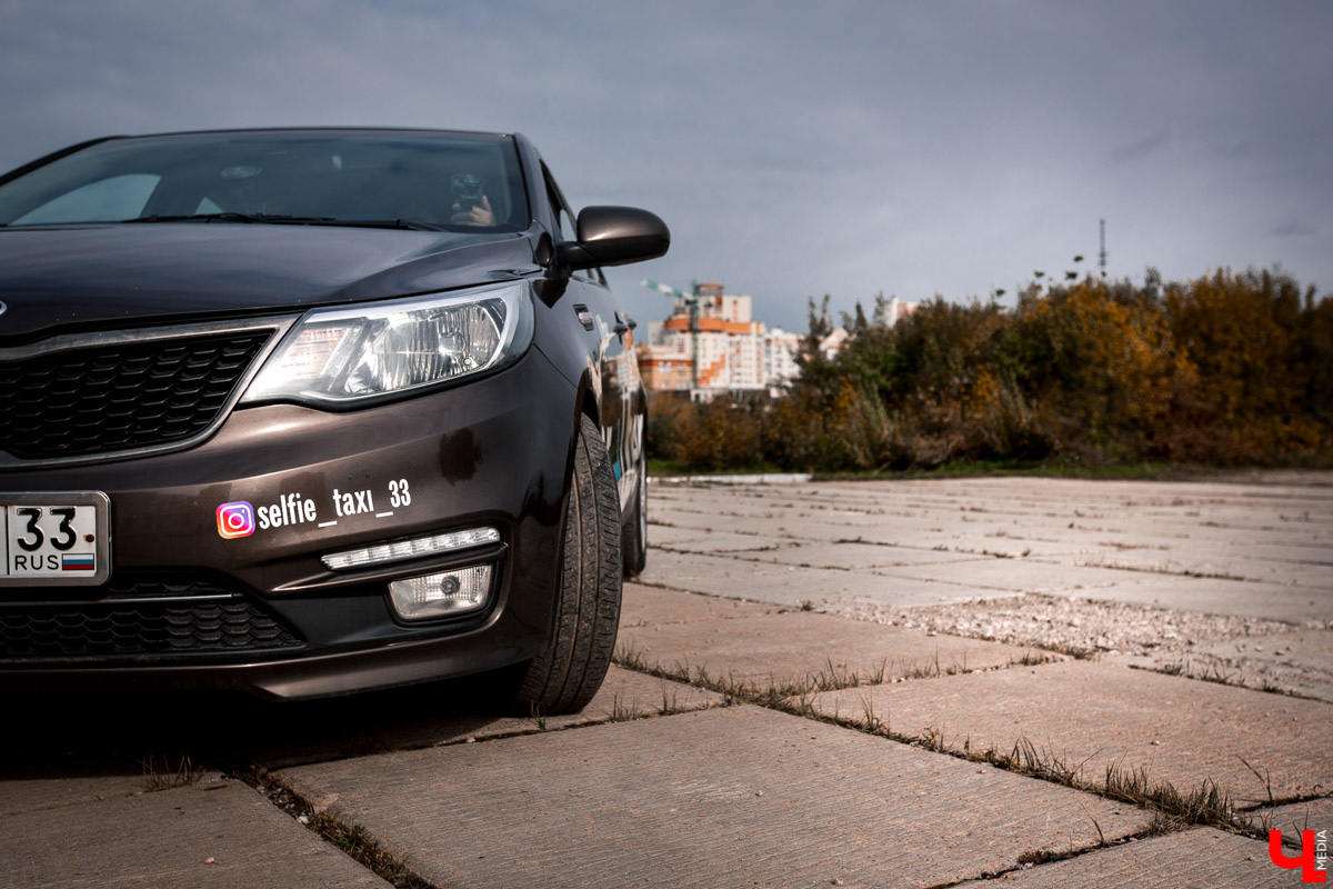 Во Владимире живет блогер-таксист, который веселит пассажиров энциклопедическими вопросами. Проект “Селфи-такси” уже поставил несколько рекордов