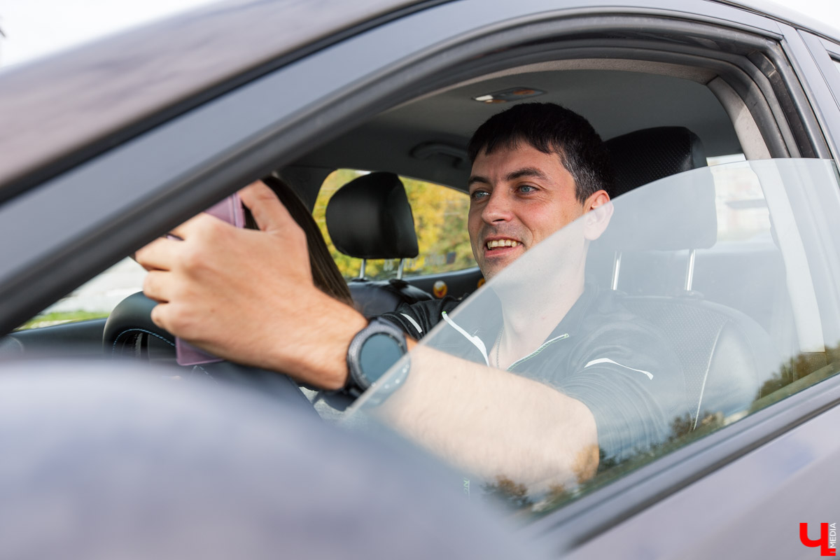 Во Владимире живет блогер-таксист, который веселит пассажиров энциклопедическими вопросами. Проект “Селфи-такси” уже поставил несколько рекордов