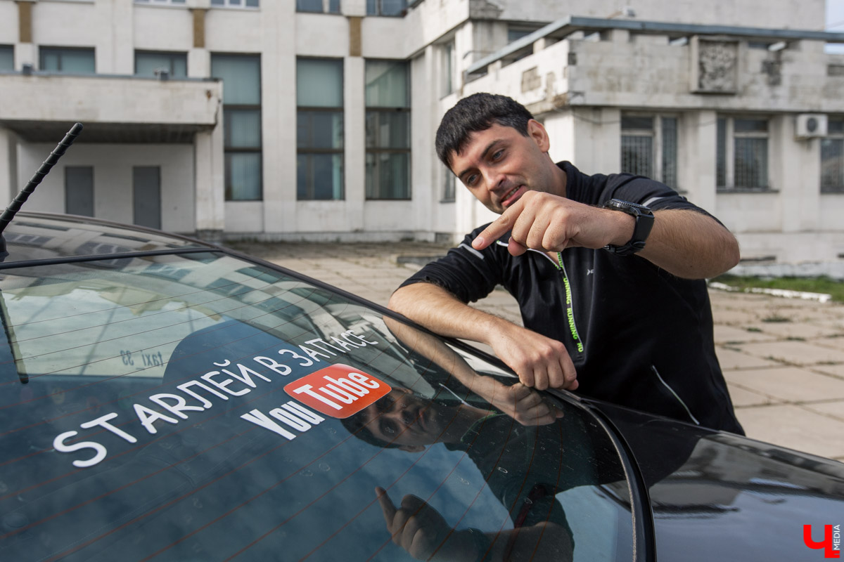 Во Владимире живет блогер-таксист, который веселит пассажиров энциклопедическими вопросами. Проект “Селфи-такси” уже поставил несколько рекордов