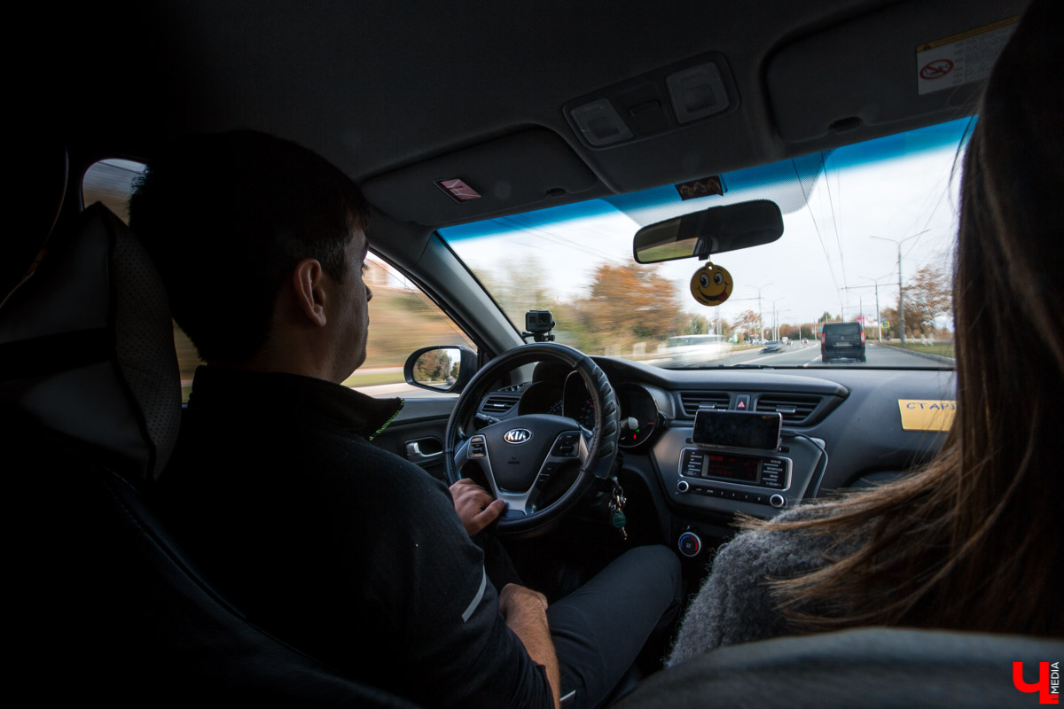 Во Владимире живет блогер-таксист, который веселит пассажиров энциклопедическими вопросами. Проект “Селфи-такси” уже поставил несколько рекордов