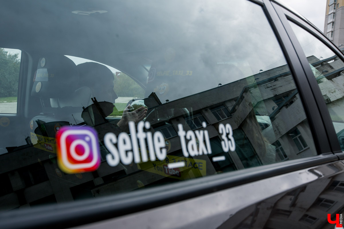 Во Владимире живет блогер-таксист, который веселит пассажиров энциклопедическими вопросами. Проект “Селфи-такси” уже поставил несколько рекордов