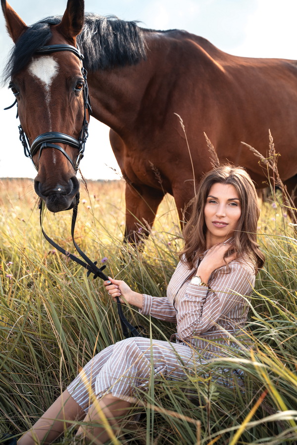 Пока народ фланирует по торговому центру, кто-то замечает развешанные по периметру напротив кафе снимки большого формата. Это выставка “Её глазами”, которую организовали сразу шесть ковровских женщин-фотографов