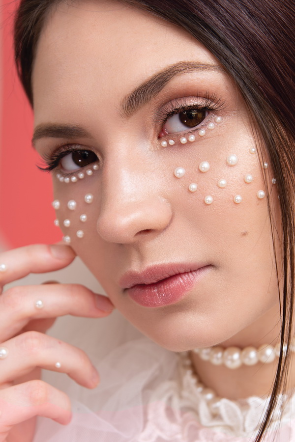 Пока народ фланирует по торговому центру, кто-то замечает развешанные по периметру напротив кафе снимки большого формата. Это выставка “Её глазами”, которую организовали сразу шесть ковровских женщин-фотографов