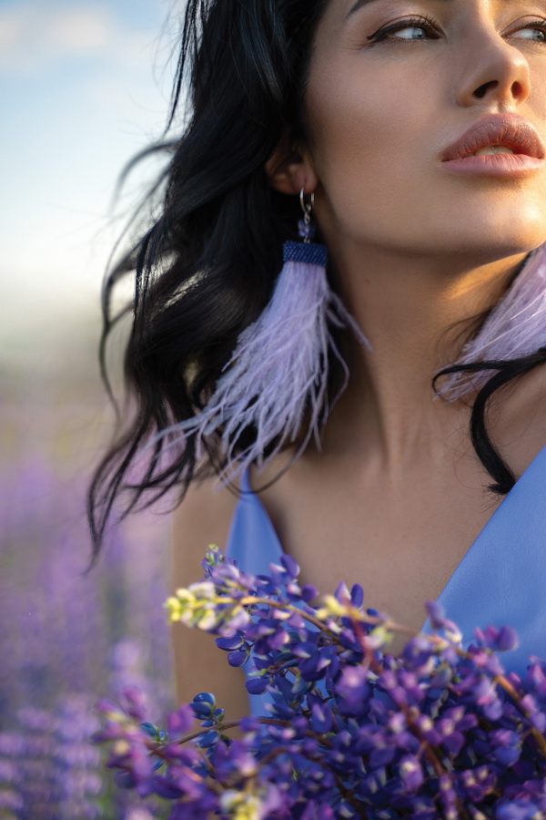 Пока народ фланирует по торговому центру, кто-то замечает развешанные по периметру напротив кафе снимки большого формата. Это выставка “Её глазами”, которую организовали сразу шесть ковровских женщин-фотографов