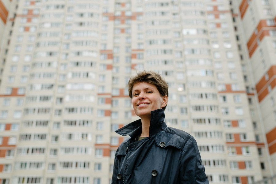 Пока народ фланирует по торговому центру, кто-то замечает развешанные по периметру напротив кафе снимки большого формата. Это выставка “Её глазами”, которую организовали сразу шесть ковровских женщин-фотографов