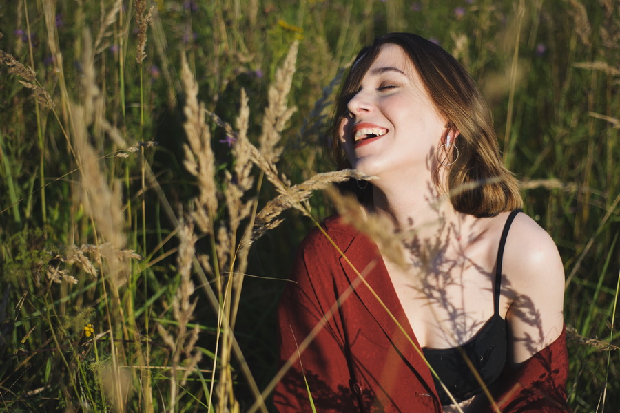 Пока народ фланирует по торговому центру, кто-то замечает развешанные по периметру напротив кафе снимки большого формата. Это выставка “Её глазами”, которую организовали сразу шесть ковровских женщин-фотографов