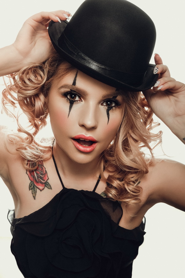 Пока народ фланирует по торговому центру, кто-то замечает развешанные по периметру напротив кафе снимки большого формата. Это выставка “Её глазами”, которую организовали сразу шесть ковровских женщин-фотографов