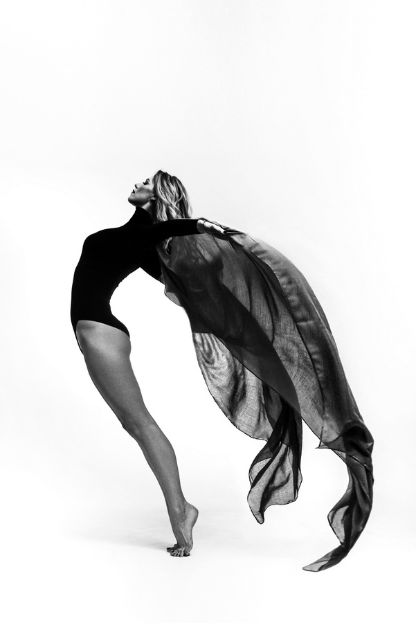 Пока народ фланирует по торговому центру, кто-то замечает развешанные по периметру напротив кафе снимки большого формата. Это выставка “Её глазами”, которую организовали сразу шесть ковровских женщин-фотографов