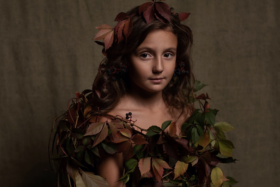 Пока народ фланирует по торговому центру, кто-то замечает развешанные по периметру напротив кафе снимки большого формата. Это выставка “Её глазами”, которую организовали сразу шесть ковровских женщин-фотографов