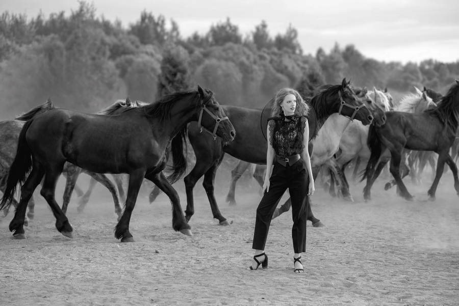 Пока народ фланирует по торговому центру, кто-то замечает развешанные по периметру напротив кафе снимки большого формата. Это выставка “Её глазами”, которую организовали сразу шесть ковровских женщин-фотографов