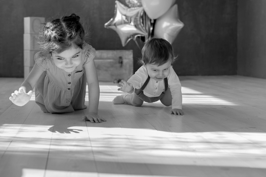 Пока народ фланирует по торговому центру, кто-то замечает развешанные по периметру напротив кафе снимки большого формата. Это выставка “Её глазами”, которую организовали сразу шесть ковровских женщин-фотографов