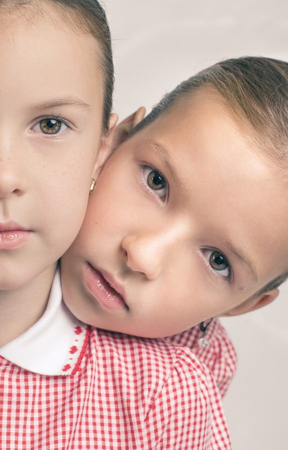 Пока народ фланирует по торговому центру, кто-то замечает развешанные по периметру напротив кафе снимки большого формата. Это выставка “Её глазами”, которую организовали сразу шесть ковровских женщин-фотографов