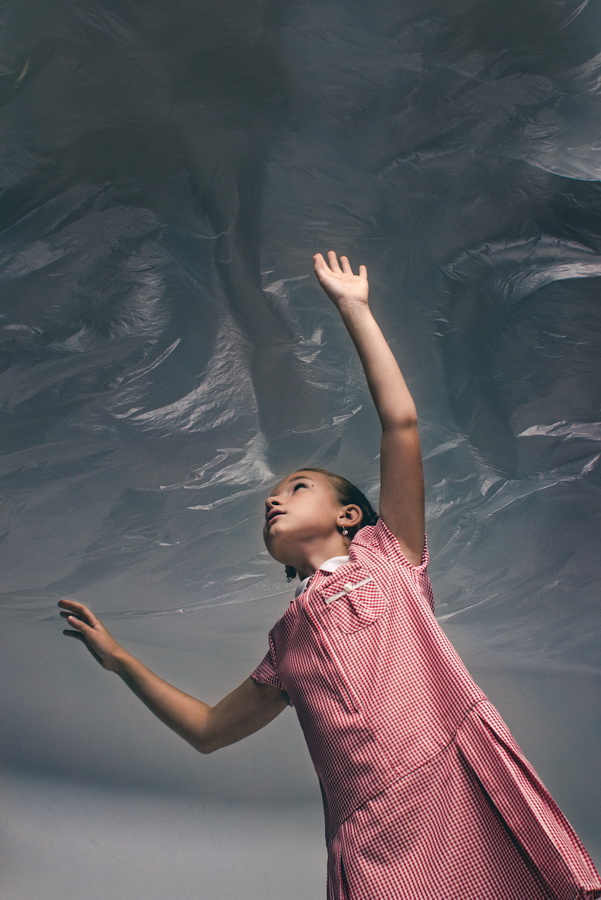 Пока народ фланирует по торговому центру, кто-то замечает развешанные по периметру напротив кафе снимки большого формата. Это выставка “Её глазами”, которую организовали сразу шесть ковровских женщин-фотографов