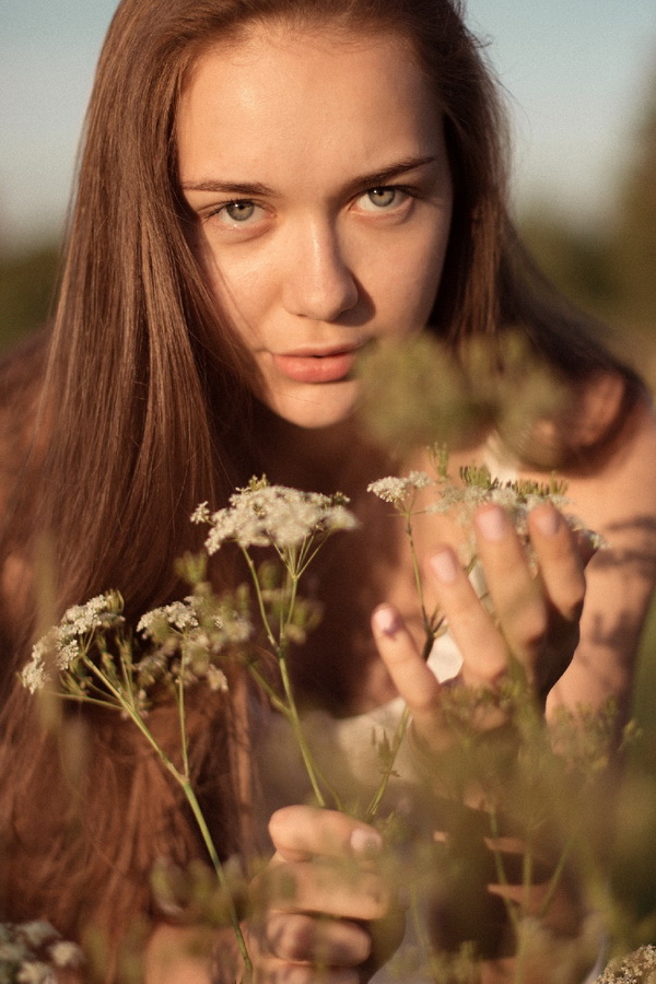 Пока народ фланирует по торговому центру, кто-то замечает развешанные по периметру напротив кафе снимки большого формата. Это выставка “Её глазами”, которую организовали сразу шесть ковровских женщин-фотографов