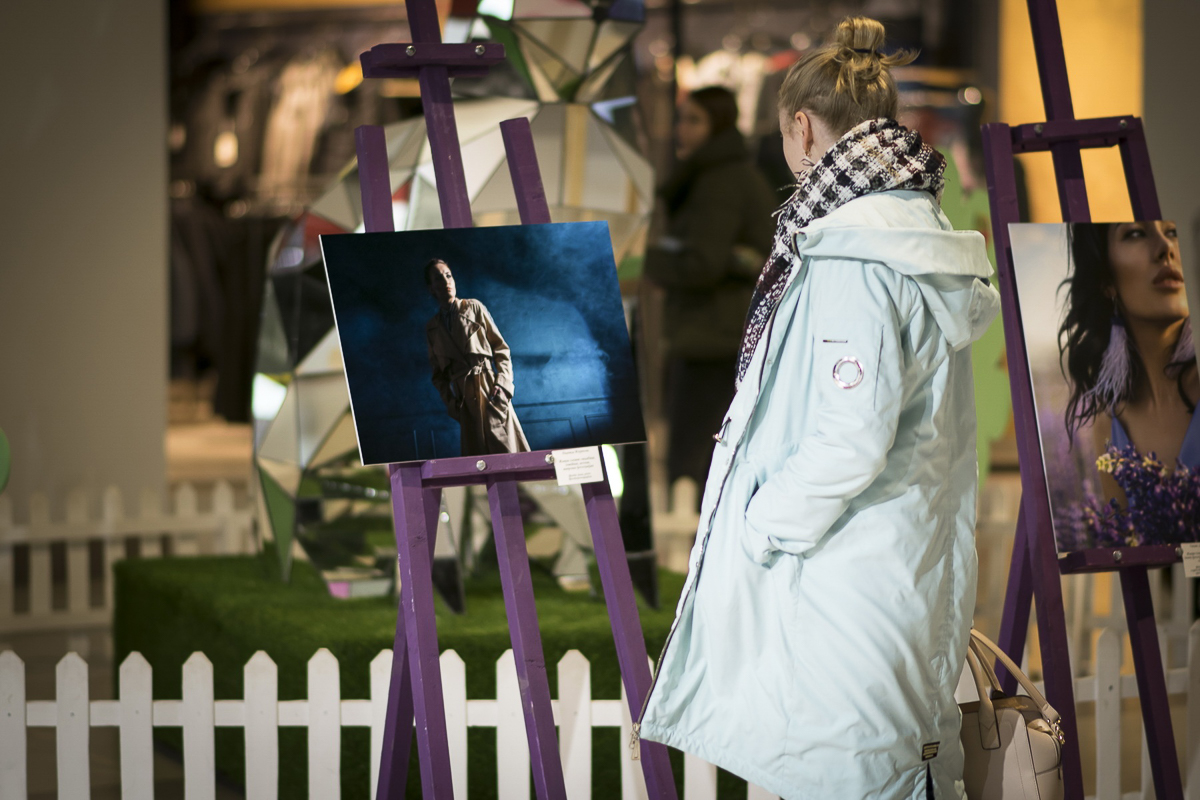 Пока народ фланирует по торговому центру, кто-то замечает развешанные по периметру напротив кафе снимки большого формата. Это выставка “Её глазами”, которую организовали сразу шесть ковровских женщин-фотографов