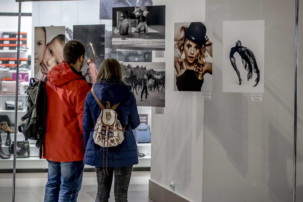 Пока народ фланирует по торговому центру, кто-то замечает развешанные по периметру напротив кафе снимки большого формата. Это выставка “Её глазами”, которую организовали сразу шесть ковровских женщин-фотографов