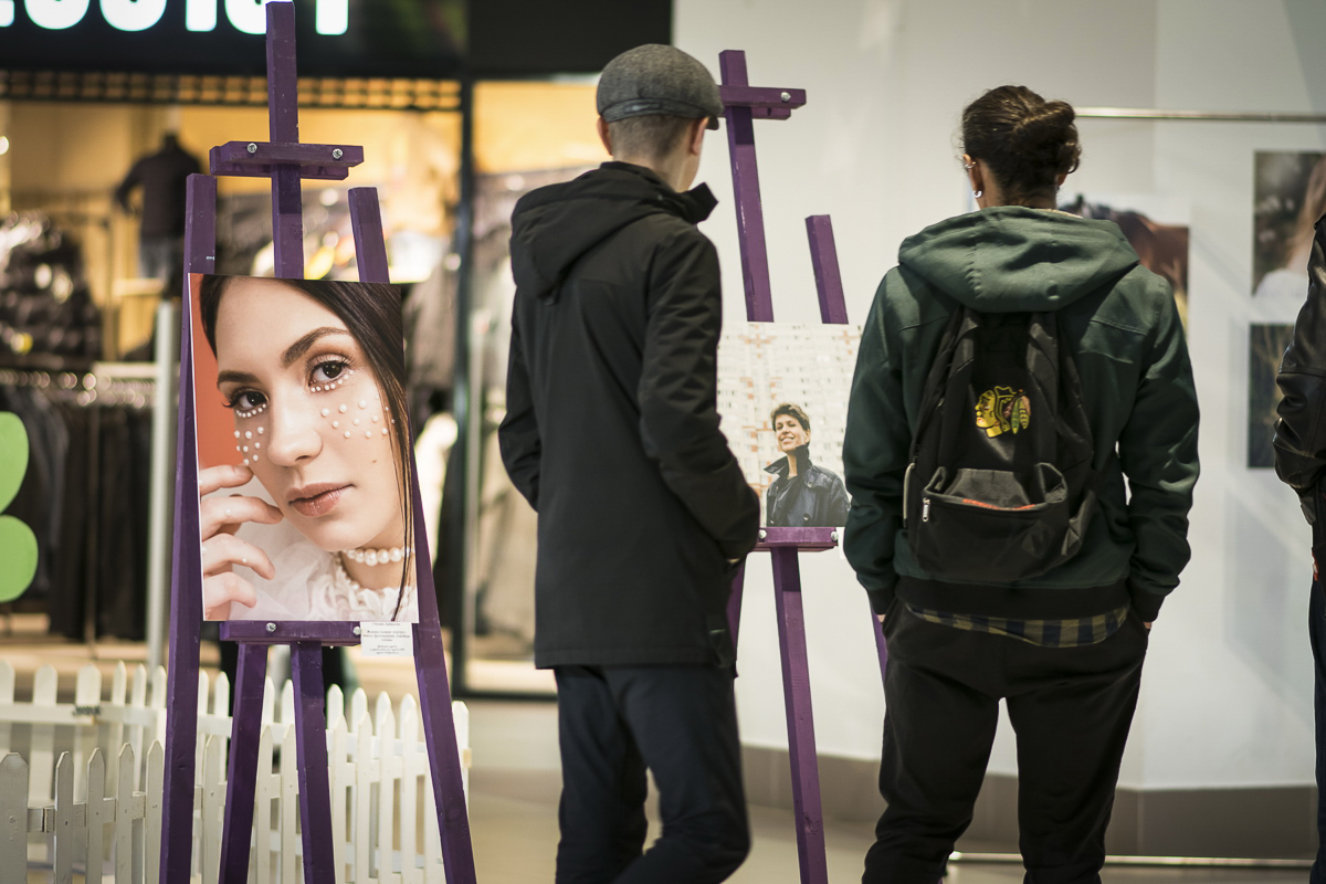 Пока народ фланирует по торговому центру, кто-то замечает развешанные по периметру напротив кафе снимки большого формата. Это выставка “Её глазами”, которую организовали сразу шесть ковровских женщин-фотографов