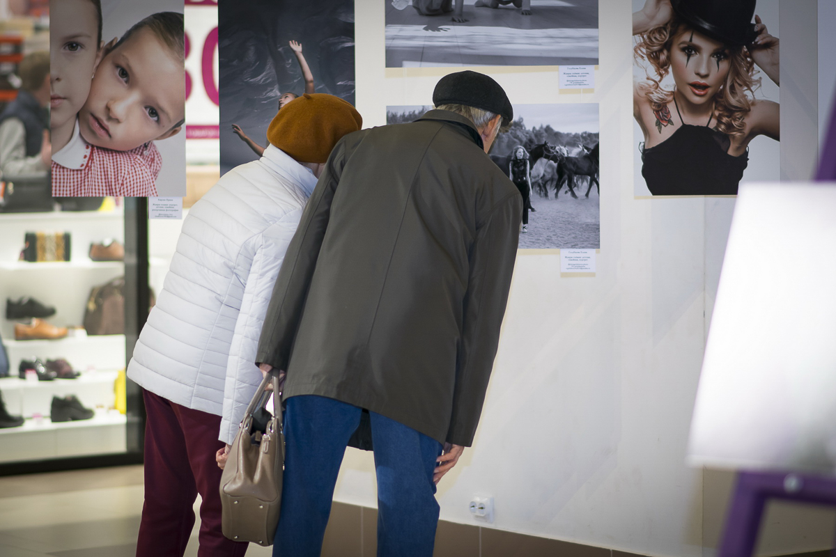 Пока народ фланирует по торговому центру, кто-то замечает развешанные по периметру напротив кафе снимки большого формата. Это выставка “Её глазами”, которую организовали сразу шесть ковровских женщин-фотографов