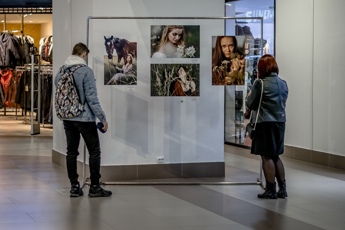 Пока народ фланирует по торговому центру, кто-то замечает развешанные по периметру напротив кафе снимки большого формата. Это выставка “Её глазами”, которую организовали сразу шесть ковровских женщин-фотографов
