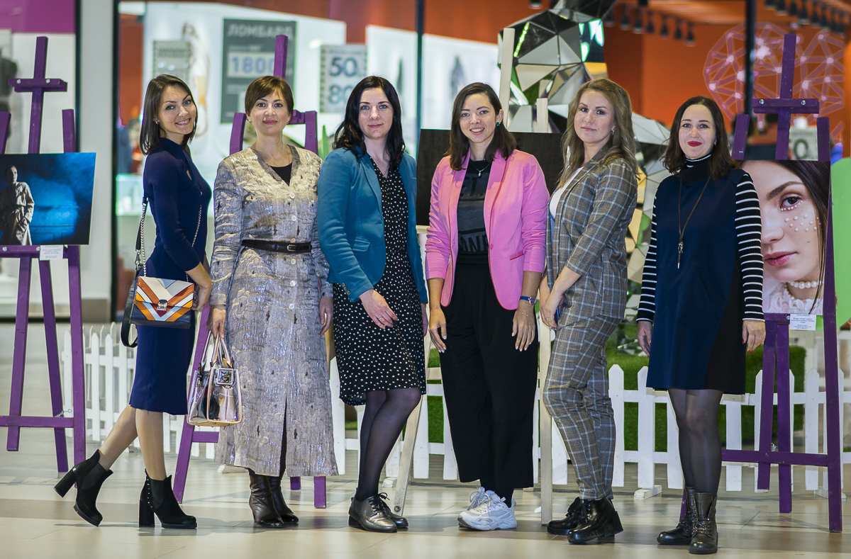 Пока народ фланирует по торговому центру, кто-то замечает развешанные по периметру напротив кафе снимки большого формата. Это выставка “Её глазами”, которую организовали сразу шесть ковровских женщин-фотографов