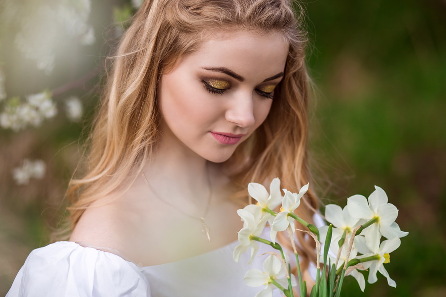 Пока народ фланирует по торговому центру, кто-то замечает развешанные по периметру напротив кафе снимки большого формата. Это выставка “Её глазами”, которую организовали сразу шесть ковровских женщин-фотографов